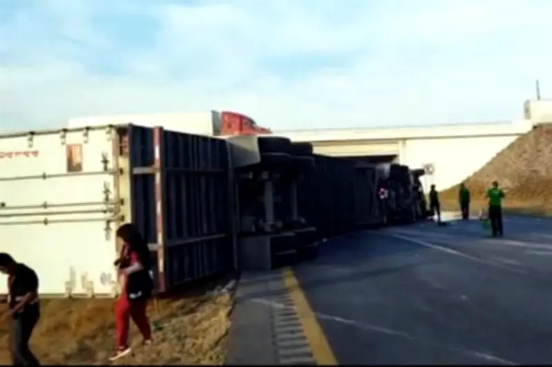 Trailer Vuelca en Carretera a Laredo, Cierran Vialidad por Emergencia