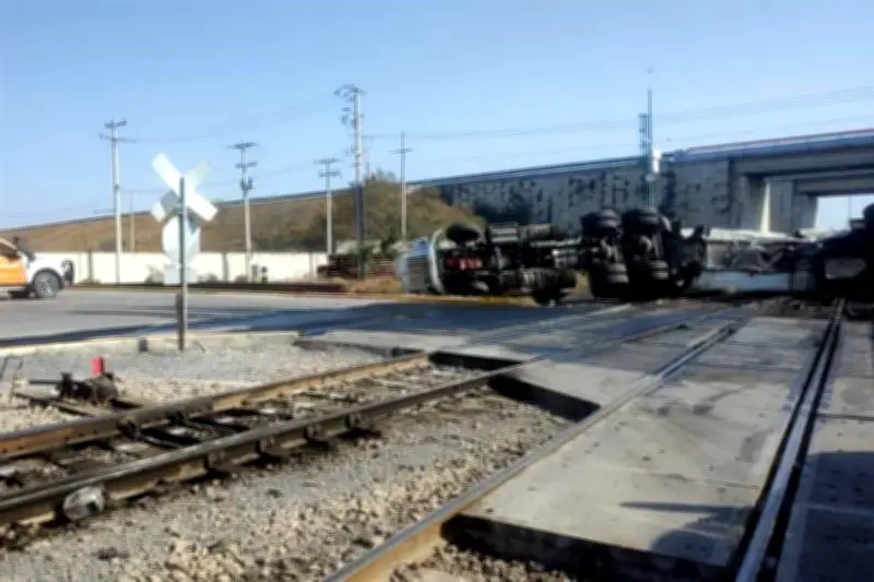 Tren impacta contra pipa y provoca derrame de 40 mil litros de diésel en vía férrea