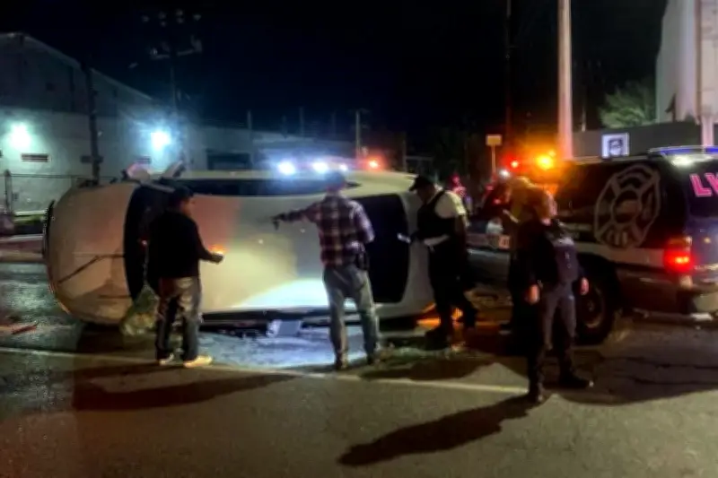 Tres personas resultan lesionadas tras volcadura de vehículo en accidente vial