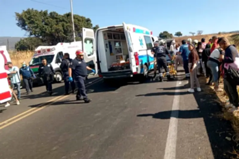 Trágico accidente en Morelos: Autobús de turistas vuelca y deja ocho fallecidos