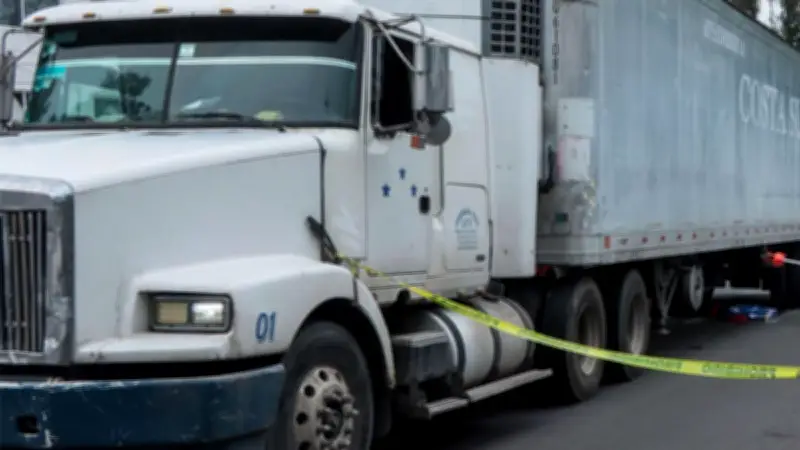 Tráiler embiste automóvil en Tepotzotlán tras rebase indebido; video viral