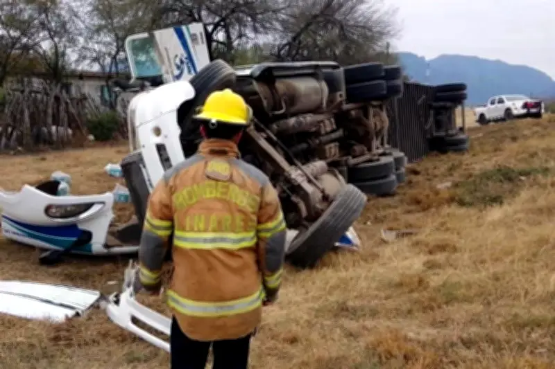 Tráiler pierde el control y vuelca en Linares, Nuevo León, sin víctimas mortales