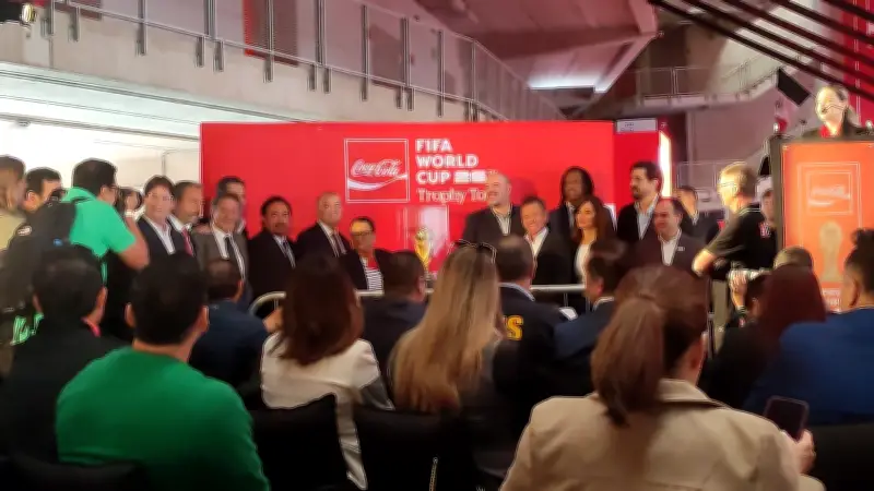 Trofeo de la Copa Mundial llega a Guadalajara; autoridades afirman que 'México está en paz'