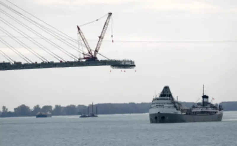 Trump amenaza con bloquear nuevo puente entre EU y Canadá hasta obtener compensación