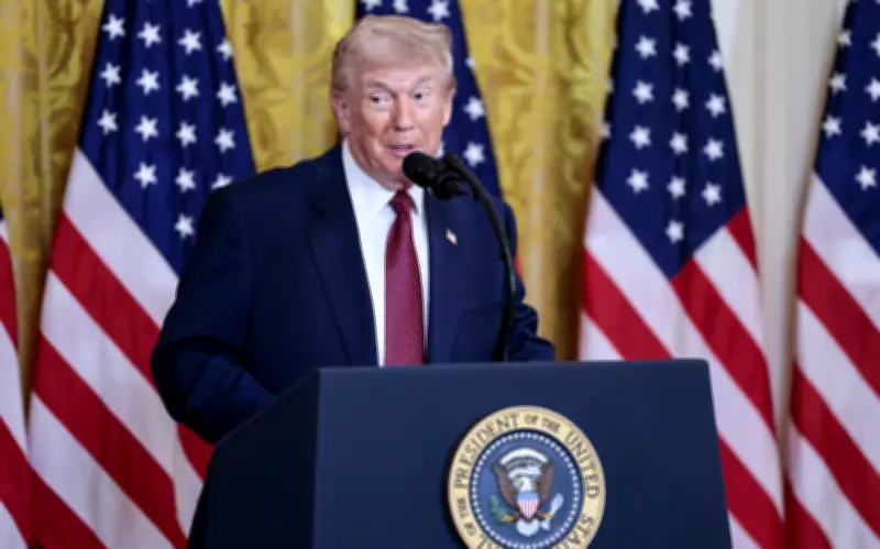 Trump elogia a fiscal general Pam Bondi por defensa en audiencia sobre caso Epstein