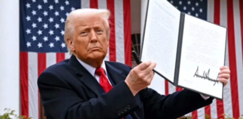 Trump firma decreto para imponer arancel global del 10% tras derrota judicial