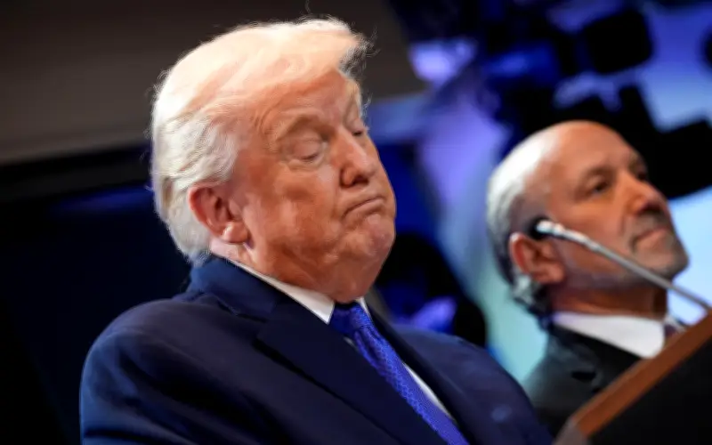 Trump impone arancel global del 10% tras bloqueo de la Corte Suprema de EU