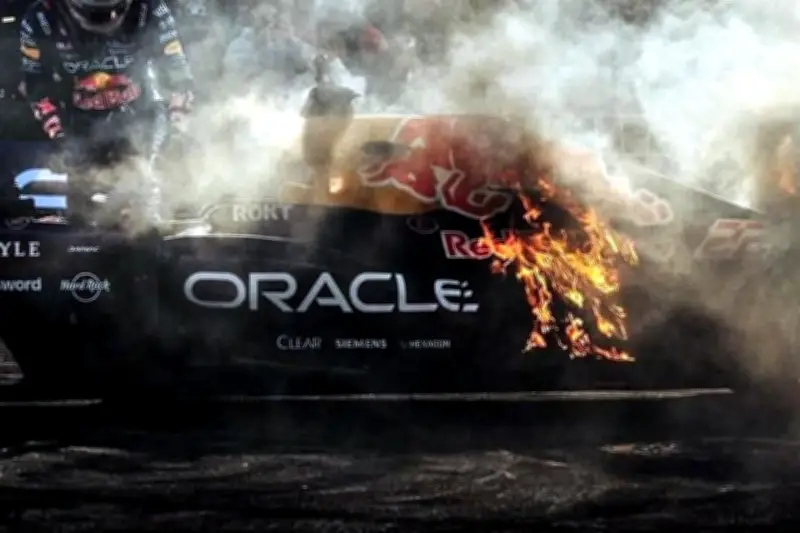 Tsunoda Provoca Incendio en su Auto Tras Hacer 'Donas' en el Circuito de F1