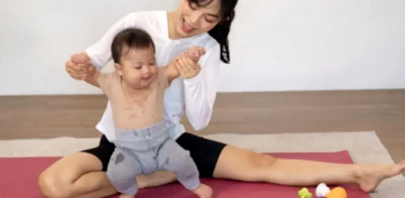 ¿Tu bebé se apoya en muebles? Señales clave de que está listo para ponerse de pie