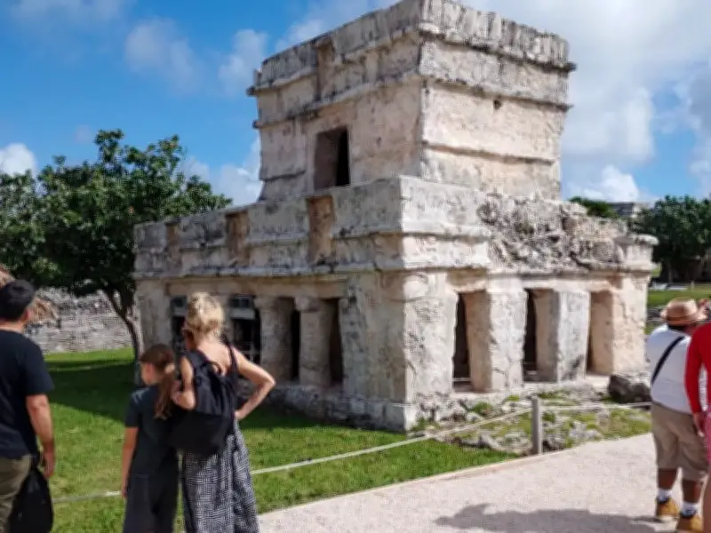 Turismo en México: Más visitantes pero menos gasto promedio en 2025 según INEGI