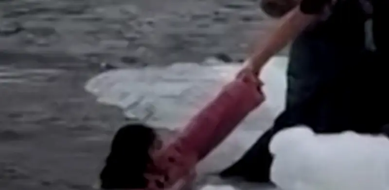 Turistas improvisan rescate heroico en China: salvan a madre e hija de río helado