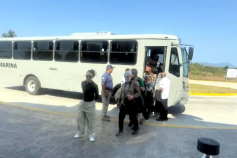 Turistas rescatados tras quedar atrapados por narcobloqueos en carreteras de Jalisco