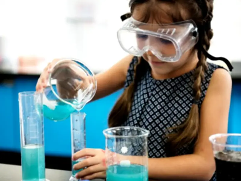 Unesco lanza programa GenSIS para cerrar brecha de género en ciencia y tecnología