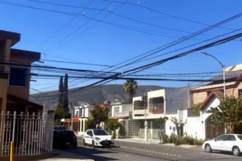 Urge retirar cables muertos en Anáhuac por riesgo de accidentes y contaminación visual