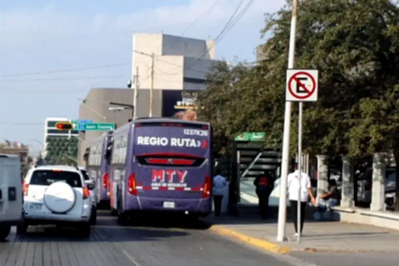 Usuarios de La Regio Ruta Bloquean Vialidad en Monterrey por Problemas del Servicio