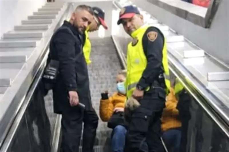 Usuarios sufren caída en escalera eléctrica de la Línea 3 del Metro de la CDMX