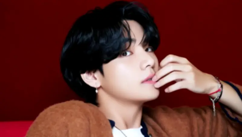 V de BTS genera polémica en redes por escuchar a Chris Brown en transmisión en vivo