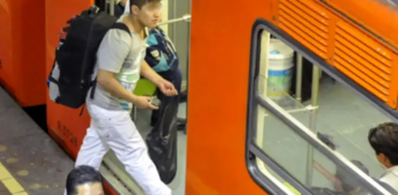 Vagoneros del Metro agreden a 'nenis' en entregas: denuncian violencia e impunidad