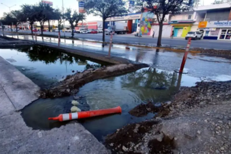 Vecinos de Escobedo denuncian negligencia municipal ante fuga de drenaje descontrolada