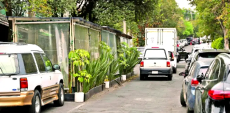 Vecinos de Lomas de Chapultepec alertan sobre invasión de espacios públicos por restaurantes