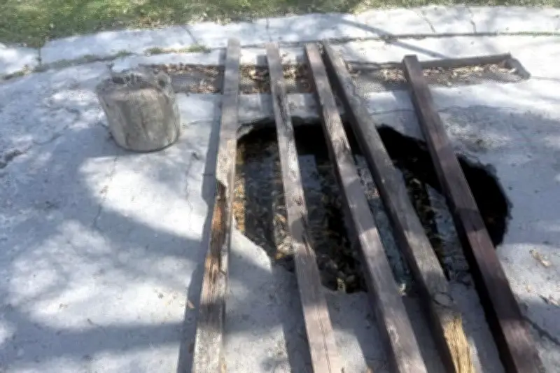 Vecinos de Monterrey padecen con socavón y fuga de aguas negras en colonia