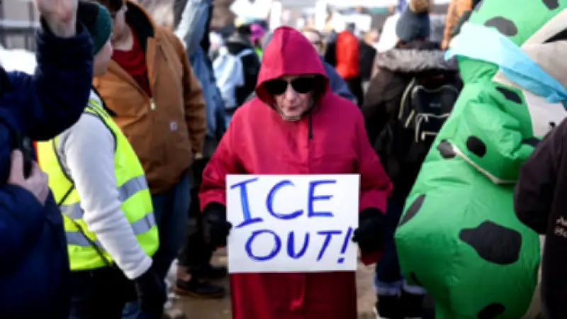 Vecinos de Nueva Jersey protestan contra centro de detención de migrantes en Roxbury