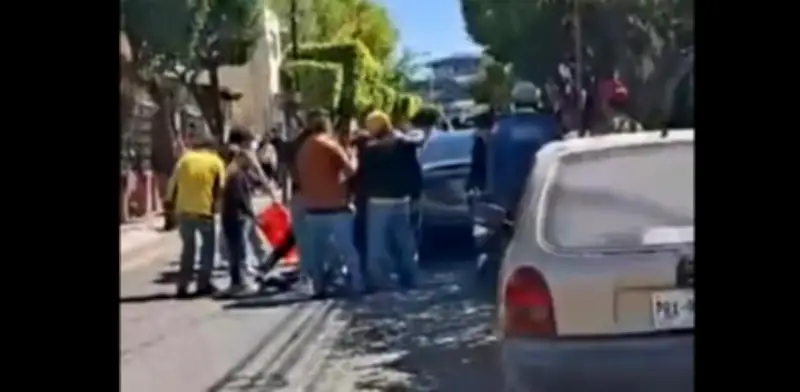 Vecinos y policías detienen a sujeto que atacó con navaja a transeúntes en San Juan del Río