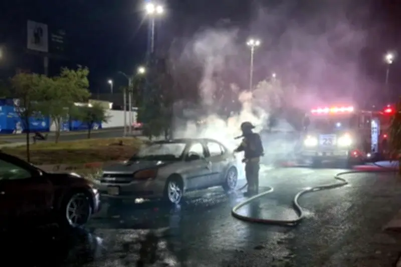 Vehículo se incendia frente a plaza comercial en Nuevo León, sin heridos reportados