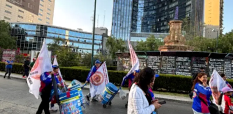 Vendedores ambulantes marchan al Zócalo contra extorsión y exigen certeza laboral