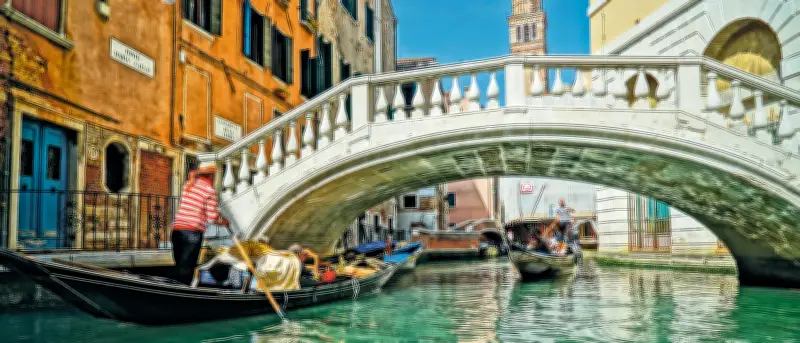 Venecia: La Ciudad del Amor que Susurra Historias en sus Canales y Puentes