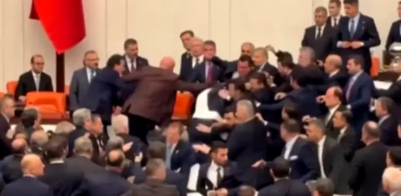 Violencia en Parlamento turco por jura de ministro de Justicia deja diputado herido