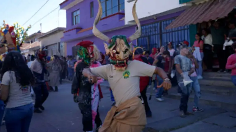 Violencia ensombrece el Carnaval de Tlaxcala 2026 con pelea en pleno desfile