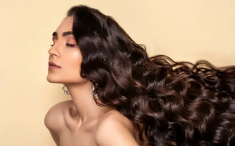 Vitaminas Esenciales para un Cabello Fuerte y su Crecimiento Natural