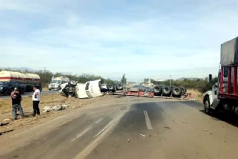 Volcadura en Carretera Nacional causa caos vial por más de tres horas