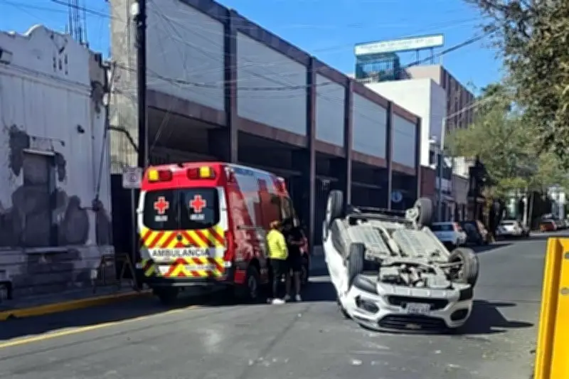 Vuelco de camioneta tras choque en centro de Monterrey deja dos lesionados
