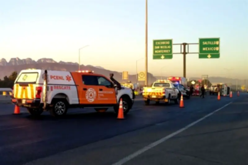 Vuelco de Camioneta Tras Impacto con Ambulancia Deja Tres Personas Lesionadas