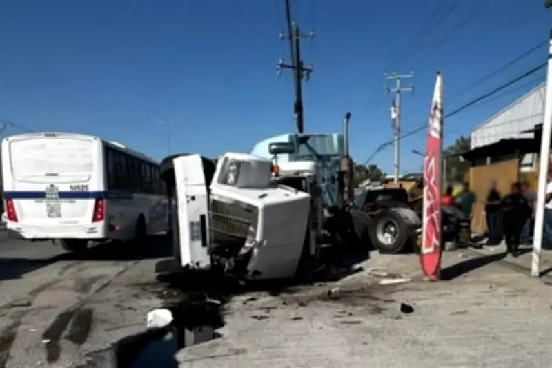 Vuelco de Tráiler en Vía a Colombia Deja Graves Daños y Tráfico Paralizado