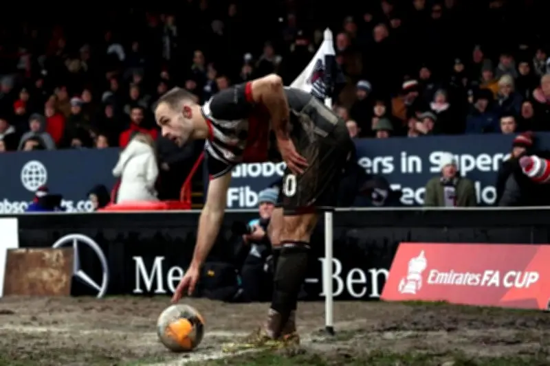 Wolverhampton se impone en un partido polémico y avanza en la FA Cup