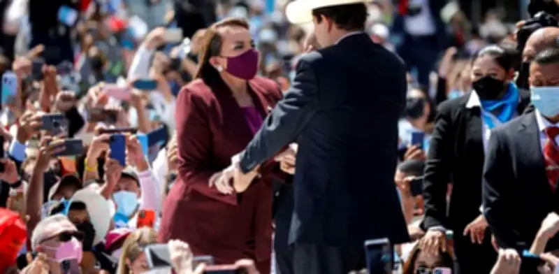 Xiomara Castro jura como presidenta de Honduras en medio de un Congreso dividido