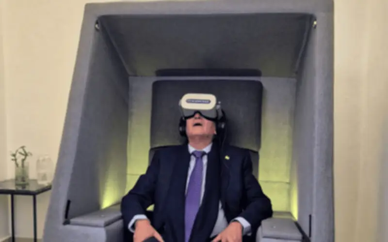 Zapopan inaugura cabina de realidad virtual y música para combatir el estrés laboral