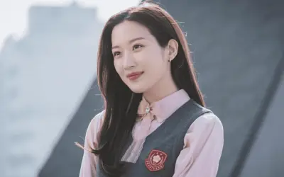 Actriz Moon Ga-young dona medio millón de pesos a mujeres y niños de Tulum