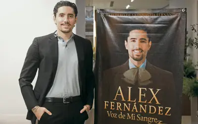 Alex Fernández escribe su legado musical con fusión de mariachi y pop en Auditorio Telmex