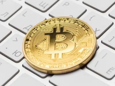 Corrección de Mercados: Bitcoin y Reservas Federales Revelan Tensión Financiera