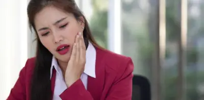 ¿Cruje tu mandíbula al hablar? Causas y señales de alerta del trastorno temporomandibular