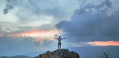 El Estoicismo Moderno: Una Filosofía Vital para Enfrentar la Incertidumbre Actual