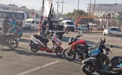 Familiares bloquean carretera en Edomex exigiendo justicia por linchamiento de joven