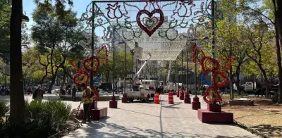 Instalan Corredor del Amor con corazones gigantes en la Alameda Central de CDMX