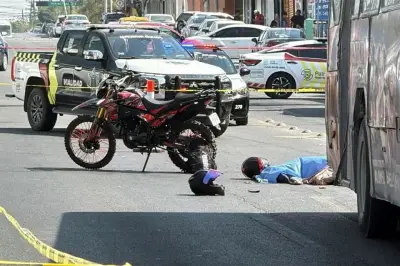 Joven Muere Tras Colisión con Camión; Su Novia Resulta Herida en Accidente