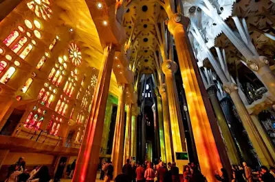 La Sagrada Familia de Barcelona culmina su emblemática torre central tras 142 años