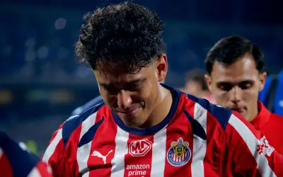Luis Romo fuera por seis semanas: desgarro muscular aleja al mediocampista de Chivas